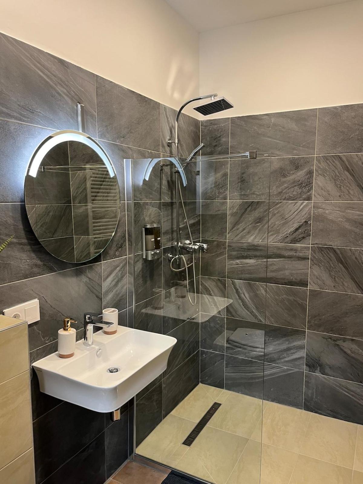 Spacious In Center Apartment Wien